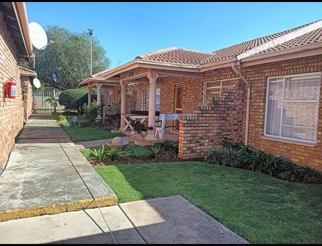 2 BEDROOM TOWNHOUSE FOR SALE IN VAN DYK PARK